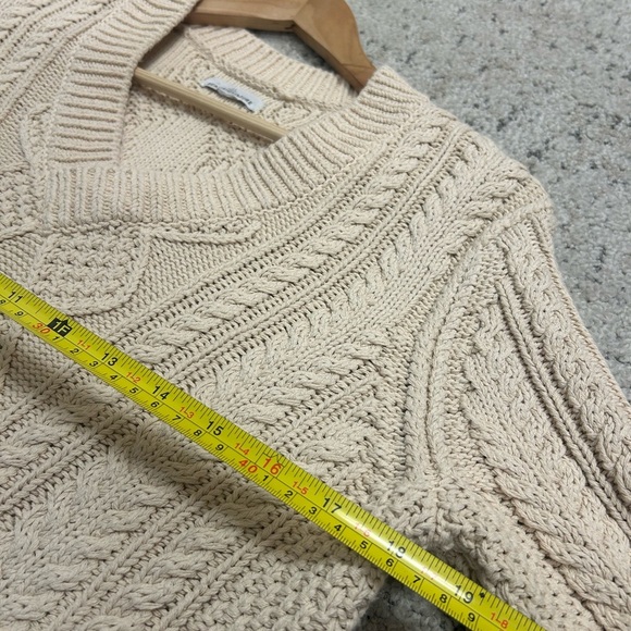 L.L.Bean Signature M cotton cable knit V-Neck sweater in excellent used conditio - Picture 10 of 12